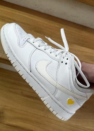 Кроссовки nike dunk low valentine's day yellow heart1 фото