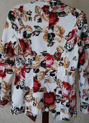 Яркий цветастый летний пиджачок на подкладке 42-44 размера с застежкой на одной пуговице.2 фото
