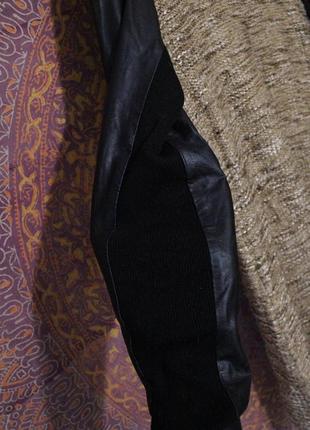 Платье-свитер меланж с контрастными кожаными рукавами5 фото
