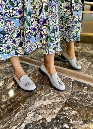 Жіночі туфлі лофери з натуральної замші сірого кольору