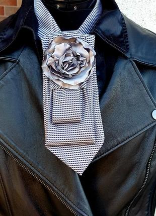 Женский галстук с цветком брошью.3 фото