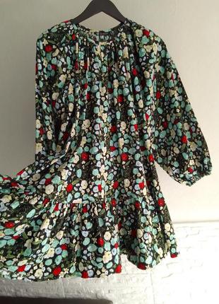 Короткое платье свободного кроя с пышными рукавами