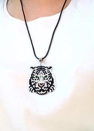 Кулон тигр из бисера, кулон на подарок, белый тигр из бисера на подарок