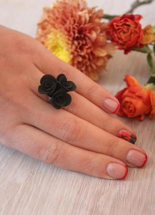 Кольцо из полимерной глины "черные розы"