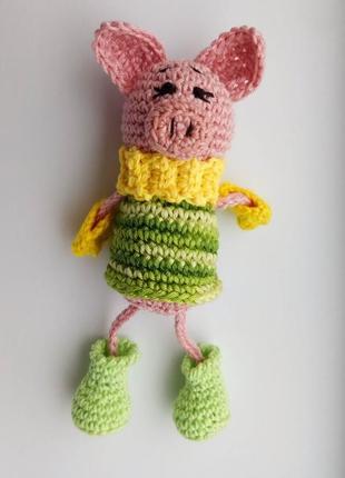 Свинья в разноцветном свитере, варежках и валенках