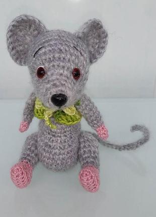 Мышка серая с розовыми кончиками лапок в зеленой жилетке