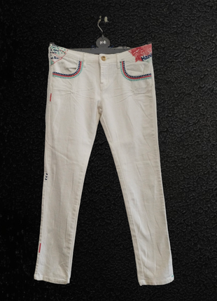 Белые джинсы с вышивкой1 фото
