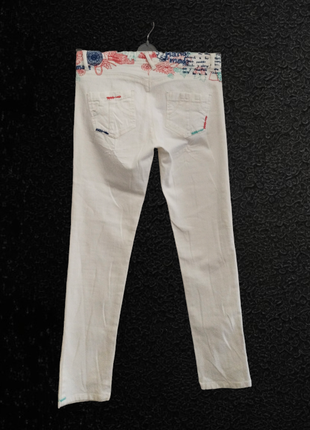 Белые джинсы с вышивкой2 фото