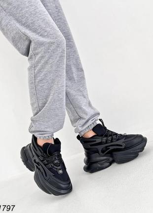 Кросівки жіночі