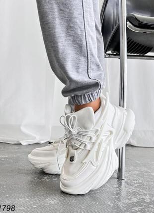 Кросівки жіночі