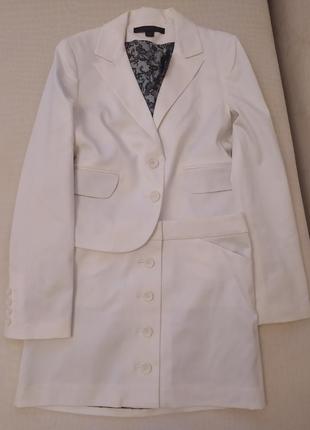 Очень красивый костюм белого цвета express design studio, размер xs