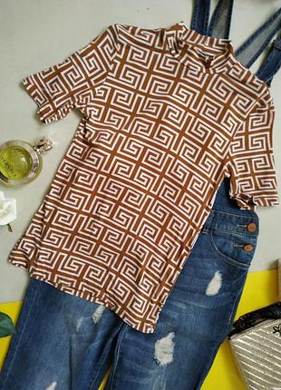 Футболка в геометрический принт.