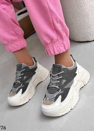 Трендові жіночі кросівки на масивній підошві слід світлий беж + сірі з сірими вставками кроссовки на платформе весна комбинация1 фото