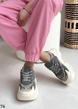 Трендові жіночі кросівки на масивній підошві слід світлий беж + сірі з сірими вставками кроссовки на платформе весна комбинация3 фото
