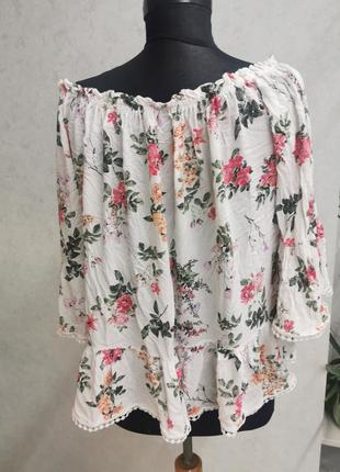 Красивая блуза из италии в цветах с кружевом4 фото