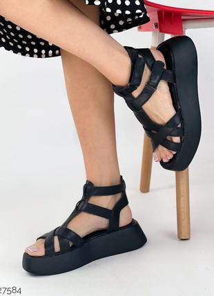 Чорні жіночі босоніжки на липучках на високій підошві потовщеній з натуральної шкіри...