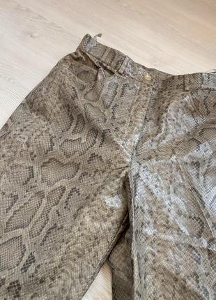 Актуальные брюки эко кожа, змеиный принт, стильные, модные3 фото