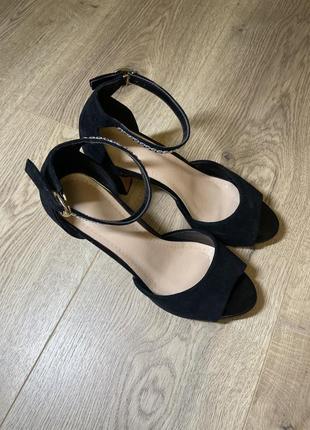 Великолепные черные туфельки (босоножки)2 фото
