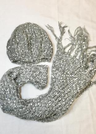 Теплый вязанный серый комплект из шарфа и шапки