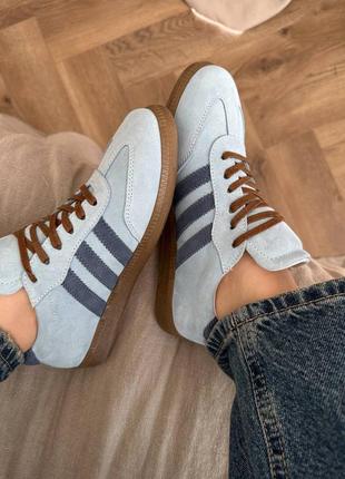 Голубые замшевые кеды с коричневой подошвой на весну и лето