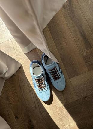 Голубые замшевые кеды с коричневой подошвой на весну и лето