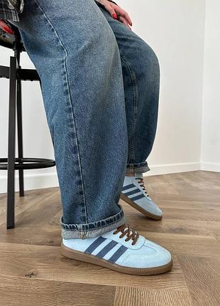 Голубые замшевые кеды с коричневой подошвой на весну и лето