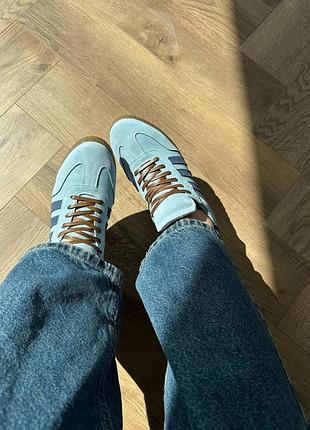 Голубые замшевые кеды с коричневой подошвой на весну и лето
