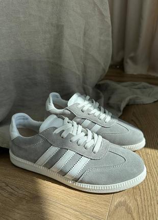 Жіночі замшеві сірі кеди з білою підошвою на весну та літо