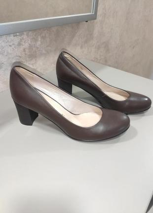 Туфли женские на каблучке, кожа