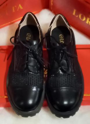 Женские туфли люферы loretta с перфорацией на шнуровке в чёрном цвете.1 фото