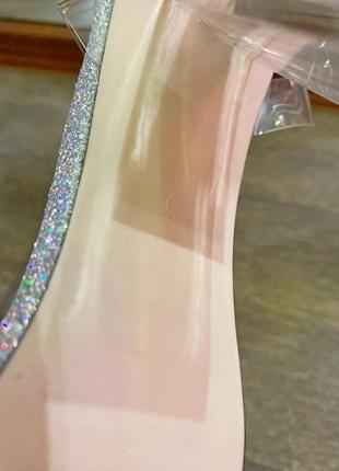 Стильные фирменные серебристые блестящие босоножки на прозрачном каблуке7 фото