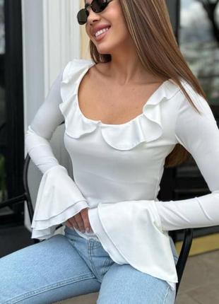 Кофта жіноча однотонна з воланами з вирізом в зоні декольте якісна стильна трендова біла