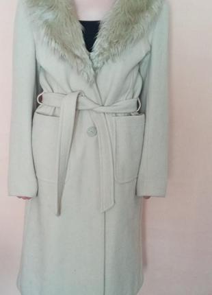 Женское пальто молочного цвета