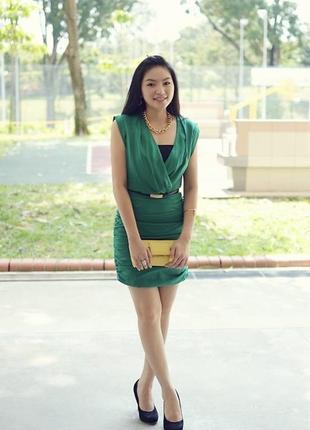 Платье на стяжках трендового зеленого цвета4 фото