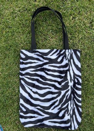 Еко-торба шоппер сумка бренду don bacon з еко-хутра в принт зебра чорно-білого кольору.7 фото