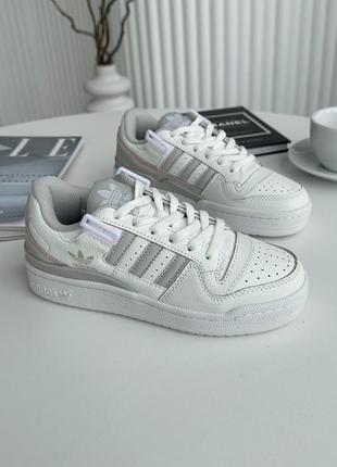 Отличные женские кроссовки adidas forum low white light grey белые