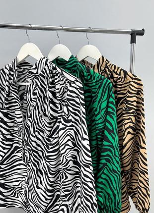 Жіноча блуза з принтом зебра, софт-шовк, біла, капучіно мокко, зелена4 фото