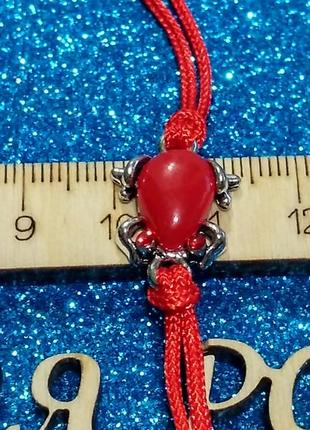 Красная нить с жабкой)).