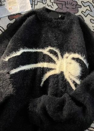 Чорний светр пухнастий з павуком1 фото