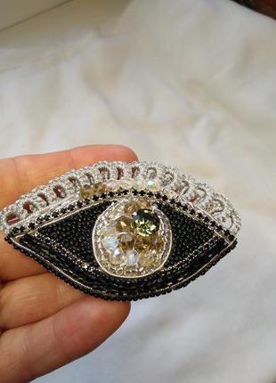 Брошка око 7