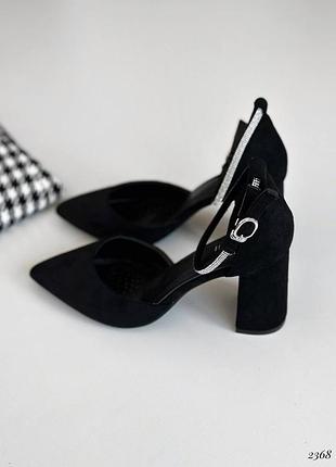 Жіночі чорні замшеві туфлі з ремінцем на підборах