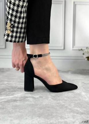 Женские черные замшевые туфли с ремешком на каблуке3 фото
