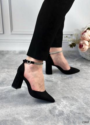 Жіночі чорні замшеві туфлі з ремінцем на підборах