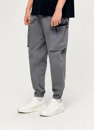Мужские брюки jogger с накладными карманами