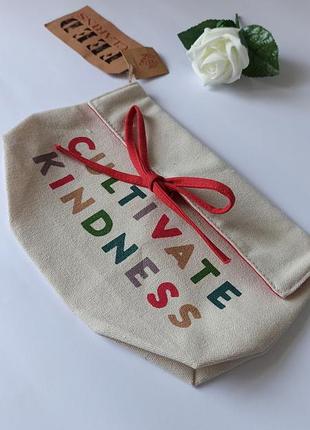 Стильная новая косметичка от clarins