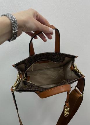 Стильна сумка коричневая michael kors мишаель корс с ручками и широким ремешком на плече, кожа + текстиль на молнии небольшого размера корс5 фото