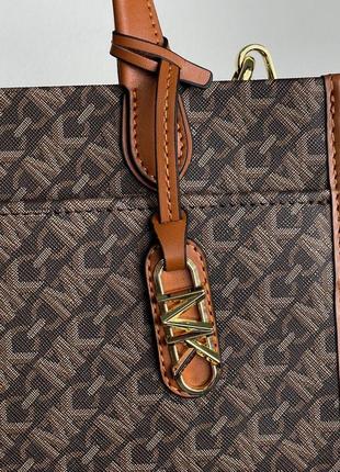 Стильна сумка коричневая michael kors мишаель корс с ручками и широким ремешком на плече, кожа + текстиль на молнии небольшого размера корс7 фото