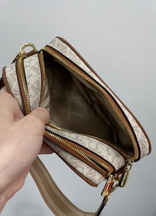 Жіноча сумка крос боді michael kors молочного кольору, бежева в натуральній шкірі + текстиль на два відділення на блискавці корс5 фото