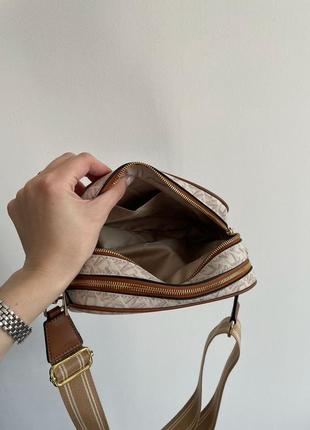 Жіноча сумка крос боді michael kors молочного кольору, бежева в натуральній шкірі + текстиль на два відділення на блискавці корс10 фото