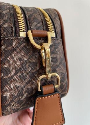 Шикарная женская сумка кросс боди легкая michael kors брендов модель темный моко, коричневый натуральна кожа и текстиль, широкий ремешок бренд фирма10 фото